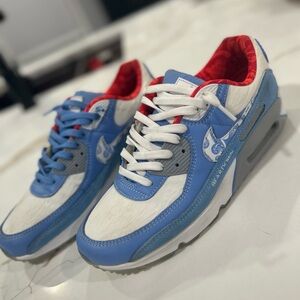 Nike Blue and White Sneakers. Lightly Worn/Worn a couple of times